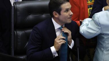 Motta proíbe retomada de comissões na Câmara e frustra aliados de Bolsonaro