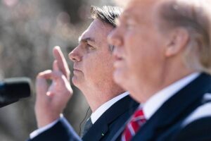 Leia mais sobre o artigo Trump diz que Brasil persegue Bolsonaro e que ex-presidente não é culpado de nada