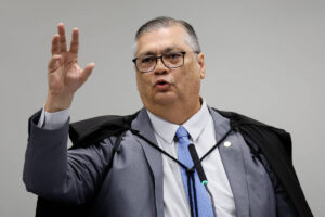 Leia mais sobre o artigo Dino se solidariza com Moraes após sanção dos EUA e diz que decisões são ratificadas por colegiado