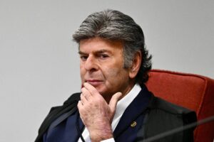 Leia mais sobre o artigo Fux vota contra tornozeleira para Bolsonaro, fica isolado, e medida é confirmada por 4 a 1