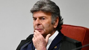Fux vota contra tornozeleira para Bolsonaro, fica isolado, e medida é confirmada por 4 a 1