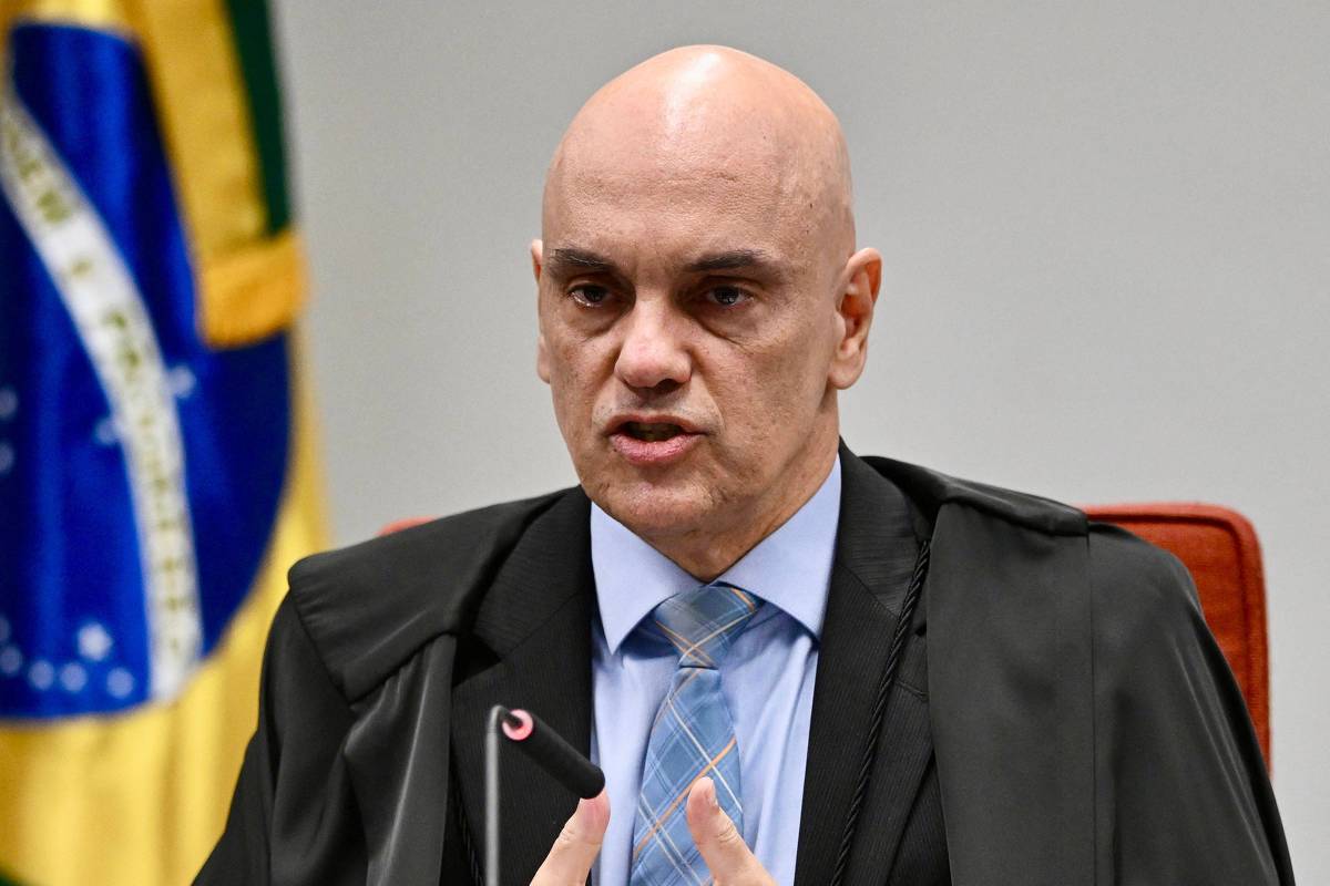 No momento, você está visualizando Moraes diz que Bolsonaro descumpriu ordem, mas nega prisão e afirma que não há veto a entrevista