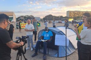 Leia mais sobre o artigo Moraes ordena remoção de deputados do PL acampados em frente ao STF