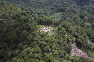 Leia mais sobre o artigo Avião do Exército da Venezuela com yanomamis cai e mata sete pessoas