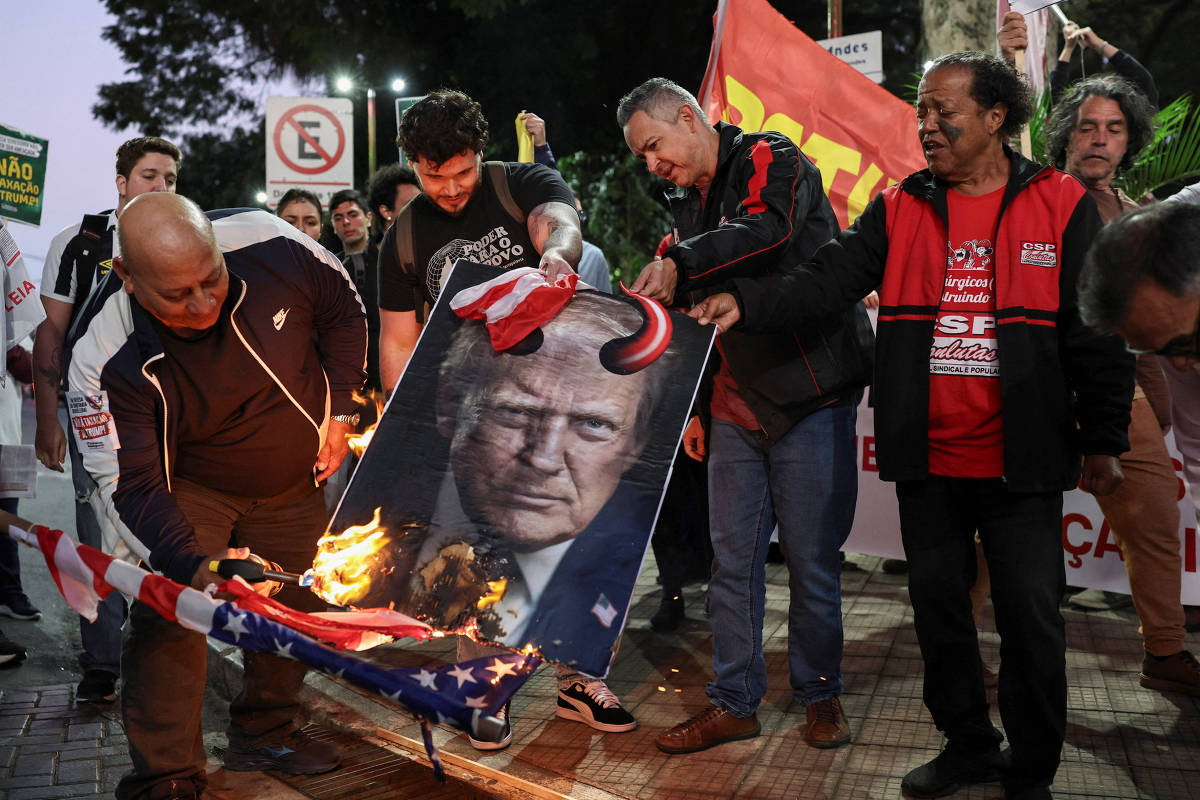 No momento, você está visualizando Lula convoca ministros para reunião de emergência após tarifaço de Trump