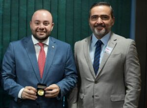 Leia mais sobre o artigo Deputado Fausto Júnior recebe medalha da Polícia Federal e se compromete a apoiar estrutura na tríplice fronteira