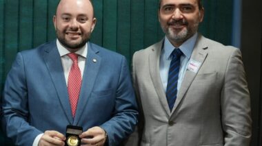 Deputado Fausto Júnior recebe medalha da Polícia Federal e se compromete a apoiar estrutura na tríplice fronteira