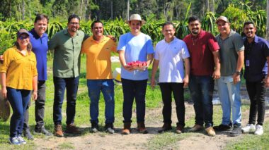 Prefeito em exercício Renato Junior visita plantação de pitaya no ramal do rio Branquinho