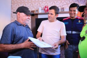 Leia mais sobre o artigo Prefeito em exercício Renato Junior entrega casas reformadas pelo programa ‘Casa Manauara’, na zona Sul da capital