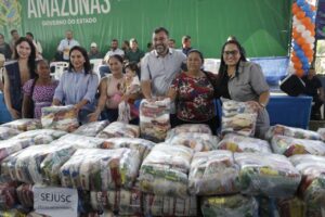 Leia mais sobre o artigo Operação Cheia 2025: Governador Wilson Lima entrega 60 toneladas de alimentos para famílias afetadas em Jutaí e Fonte Boa