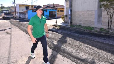 Prefeito David Almeida acompanha obras no conjunto Galiléia e anuncia avanço do asfaltamento com a chegada do verão