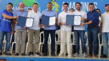 Governador Wilson Lima entrega títulos definitivos e anuncia regularização de 1,8 mil imóveis em Manaus
