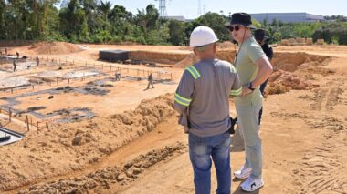 Prefeito David Almeida vistoria avanço das obras de novo habitacional com 576 apartamentos na zona Oeste de Manaus