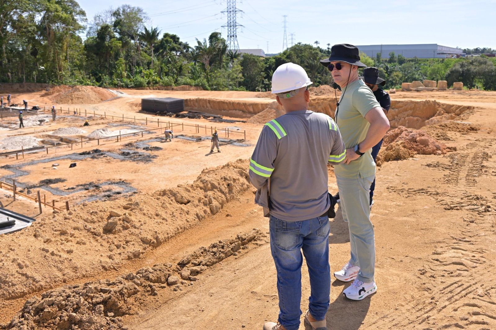 No momento, você está visualizando Prefeito David Almeida vistoria avanço das obras de novo habitacional com 576 apartamentos na zona Oeste de Manaus