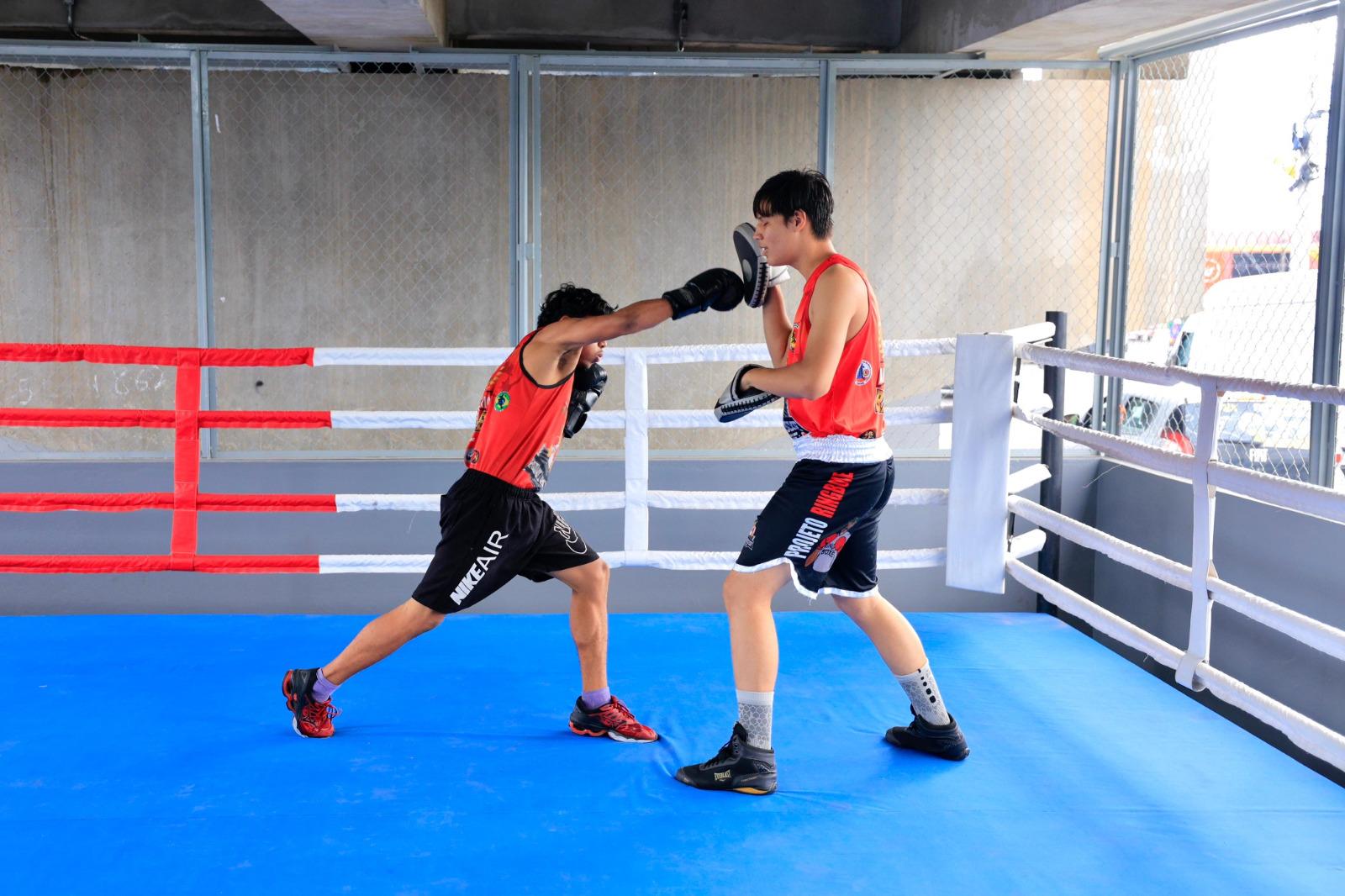No momento, você está visualizando Boxe sob o viaduto Rei Pelé é gratuito e vai alavancar o nível dos atletas no Amazonas