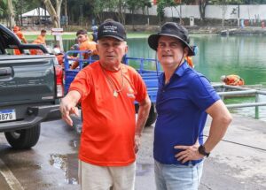 Leia mais sobre o artigo Prefeito David Almeida acompanha instalação do deck e anuncia pedalinhos na nova lagoa do Japiim
