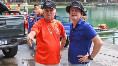 Prefeito David Almeida acompanha instalação do deck e anuncia pedalinhos na nova lagoa do Japiim