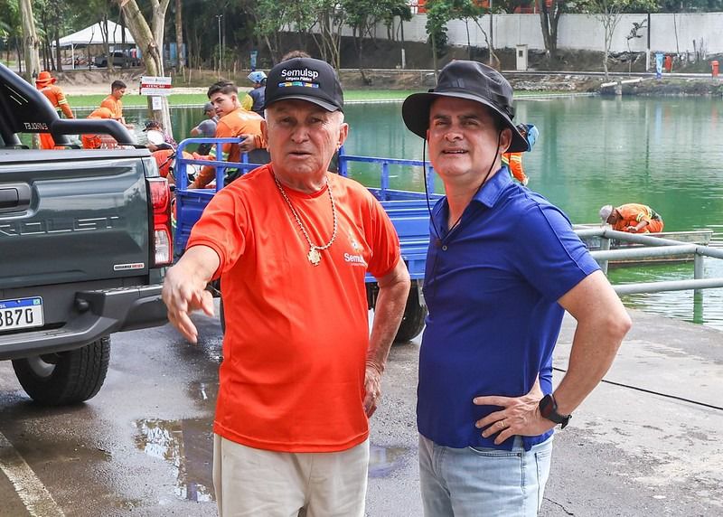 No momento, você está visualizando Prefeito David Almeida acompanha instalação do deck e anuncia pedalinhos na nova lagoa do Japiim