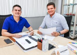 Leia mais sobre o artigo Prefeito David Almeida sanciona lei que garante passe livre a mais de 212 mil estudantes da rede municipal