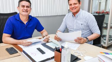 Prefeito David Almeida sanciona lei que garante passe livre a mais de 212 mil estudantes da rede municipal
