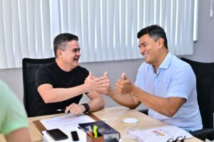 Leia mais sobre o artigo Prefeito David Almeida assina certidão histórica de regularização fundiária para bairros que aguardavam há mais de 100 anos