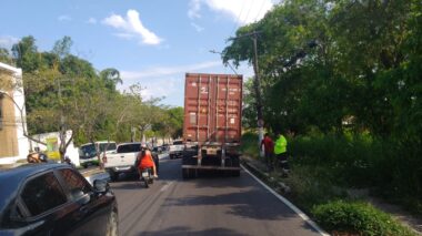 Prefeitura apreende caminhão sem condições de tráfego na Ephigênio Salles