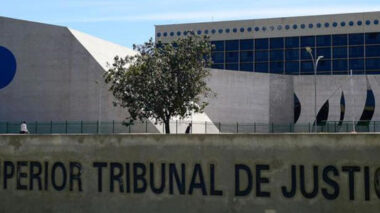 STJ decide que Revista Veja não indenizará por capa com Lula vestido de presidiário