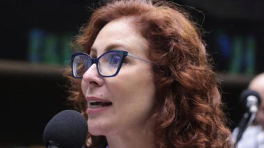 X de Elon Musk cobra indenização de R$ 10 mil de Carla Zambelli