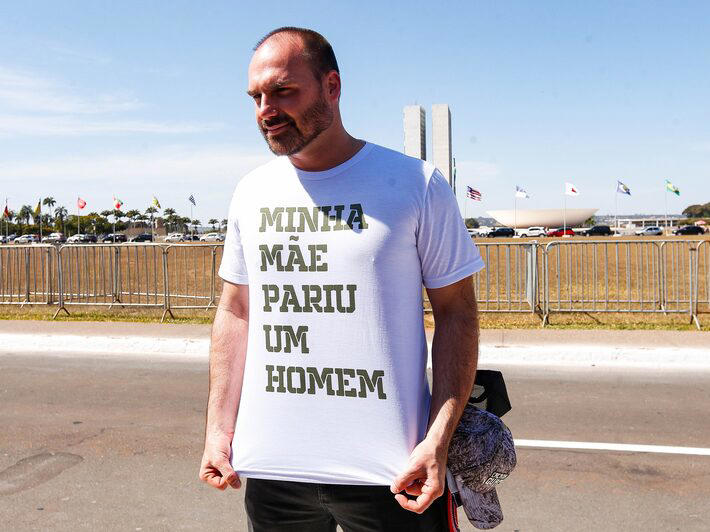 No momento, você está visualizando Após xingamentos, Eduardo Bolsonaro grava vídeo em apoio a Silas Malafaia