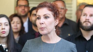 ‘Nenhum ditador nos colocará de joelhos’, diz Zambelli em carta; deputada estava proibida de postar