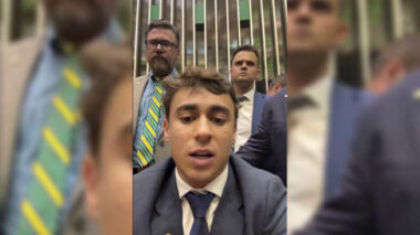 Confusão na Câmara: Nikolas Ferreira é derrubado durante protesto e acusa deputada do PT