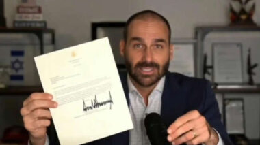 Eduardo Bolsonaro envia “último recado” ao Brasil e exibe carta de Trump em defesa de Jair Bolsonaro