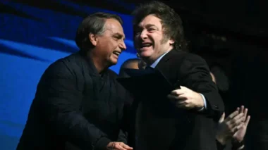 Moraes dá 48h para Bolsonaro explicar documento com pedido de asilo