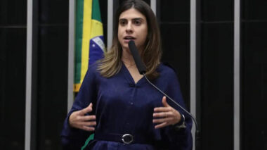 Deputada Camila Jara fica fora de lista de denunciados por agressão a Nikolas