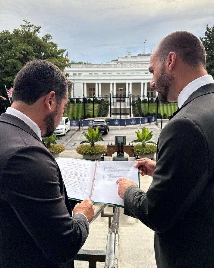 No momento, você está visualizando Eduardo Bolsonaro comemora novas sanções em foto com Paulo Figueiredo