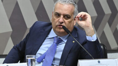 Relator da CPMI do INSS ameaça dar voz de prisão a delegado da PF