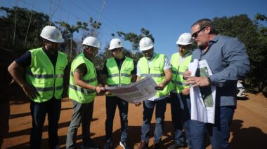Governador Wilson Lima vistoria obras de pavimentação nos ramais da Cooperativa e do Pau Rosa, na zona rural de Manaus
