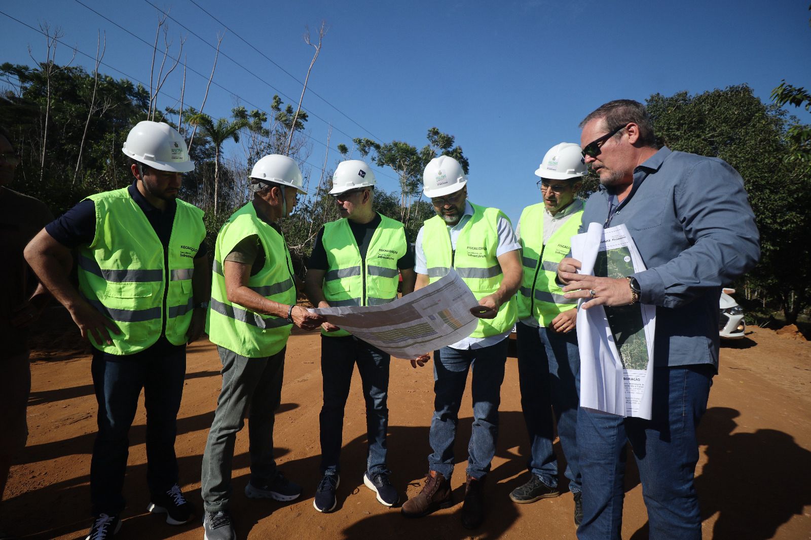 No momento, você está visualizando Governador Wilson Lima vistoria obras de pavimentação nos ramais da Cooperativa e do Pau Rosa, na zona rural de Manaus