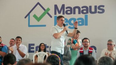 Prefeito David Almeida consolida maior programa de regularização fundiária da história de Manaus e entrega 300 títulos definitivos na Cidade do Leste