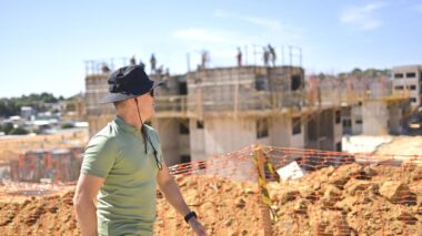 Prefeito David Almeida fiscaliza construção de conjunto habitacional com 576 moradias na avenida do Turismo
