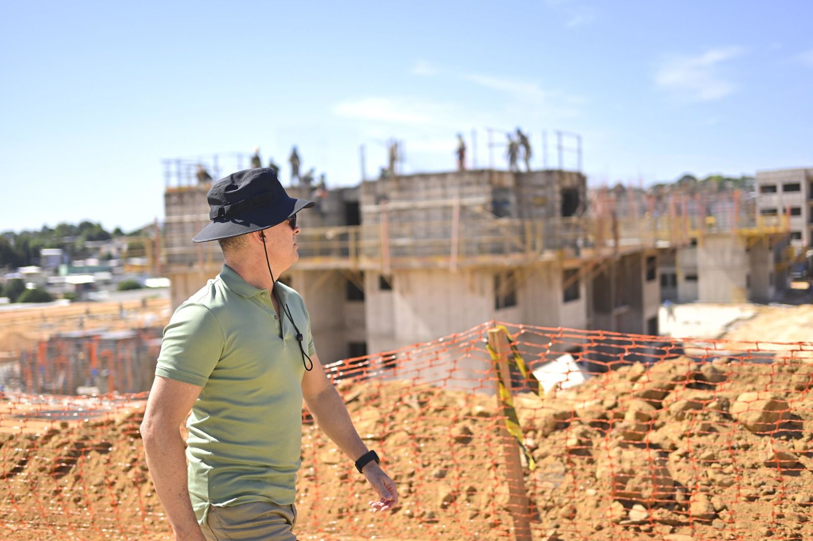No momento, você está visualizando Prefeito David Almeida fiscaliza construção de conjunto habitacional com 576 moradias na avenida do Turismo