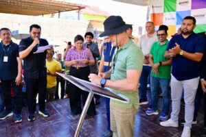 Leia mais sobre o artigo Prefeito David Almeida assina ordem de serviço para pavimentação inédita da comunidade dos Nobres