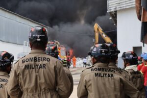 Leia mais sobre o artigo Governo do Amazonas monta força-tarefa para combater incêndio de grandes proporções em Manaus