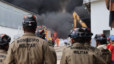 Governo do Amazonas monta força-tarefa para combater incêndio de grandes proporções em Manaus