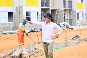 Leia mais sobre o artigo Prefeito David Almeida inspeciona obras do residencial Carlos Braga, primeiro construído e entregue pela gestão