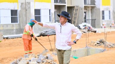 Prefeito David Almeida inspeciona obras do residencial Carlos Braga, primeiro construído e entregue pela gestão