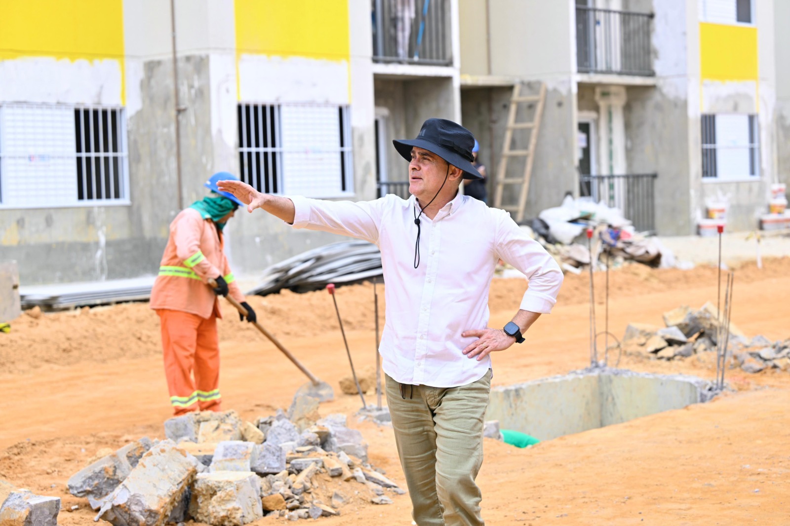 No momento, você está visualizando Prefeito David Almeida inspeciona obras do residencial Carlos Braga, primeiro construído e entregue pela gestão