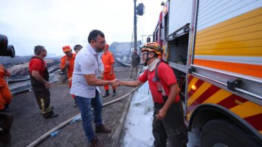 Governador Wilson Lima acompanha trabalho do Corpo de Bombeiros no combate a incêndio em fábricas de Manaus