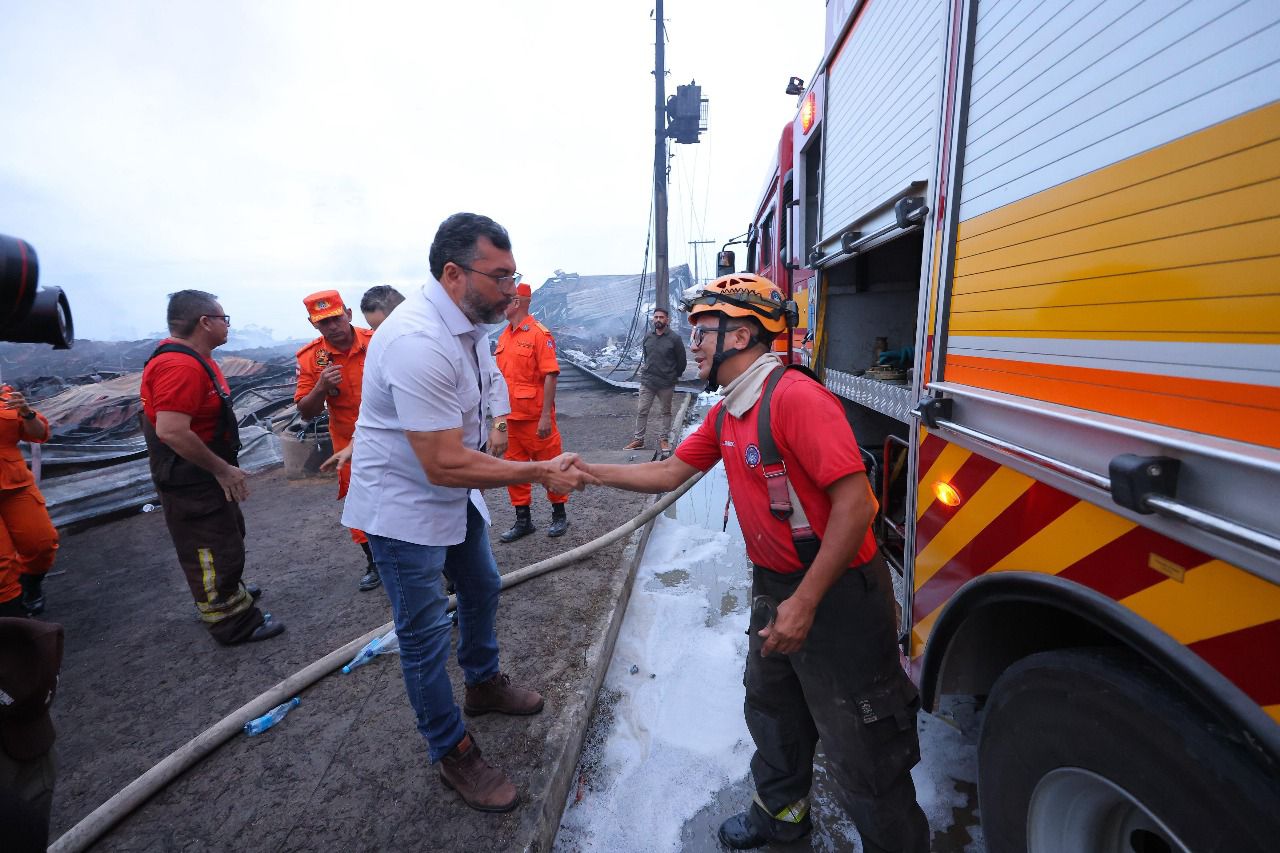 No momento, você está visualizando Governador Wilson Lima acompanha trabalho do Corpo de Bombeiros no combate a incêndio em fábricas de Manaus