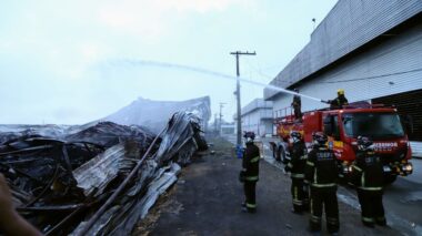Em menos de 48 horas, Corpo de Bombeiros do Amazonas elimina todos os focos de incêndio da ocorrência nas empresas do Distrito Industrial 2